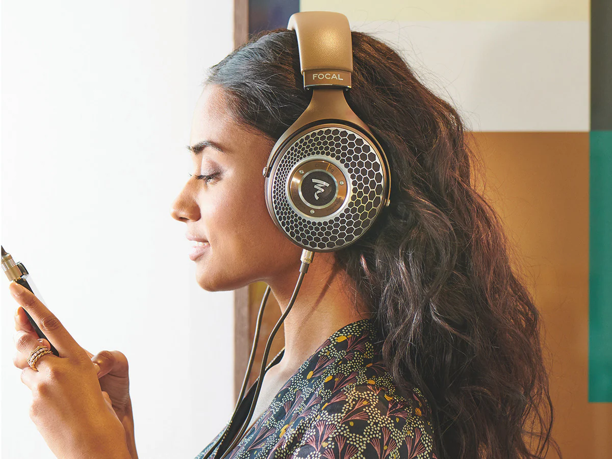 Clear MG Headphones - Image 9