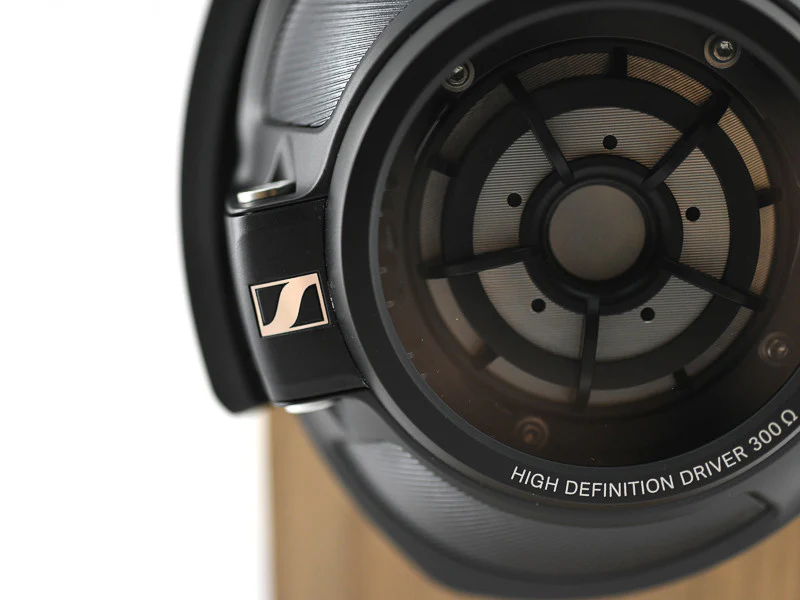 HD820 Headphones - Image 9